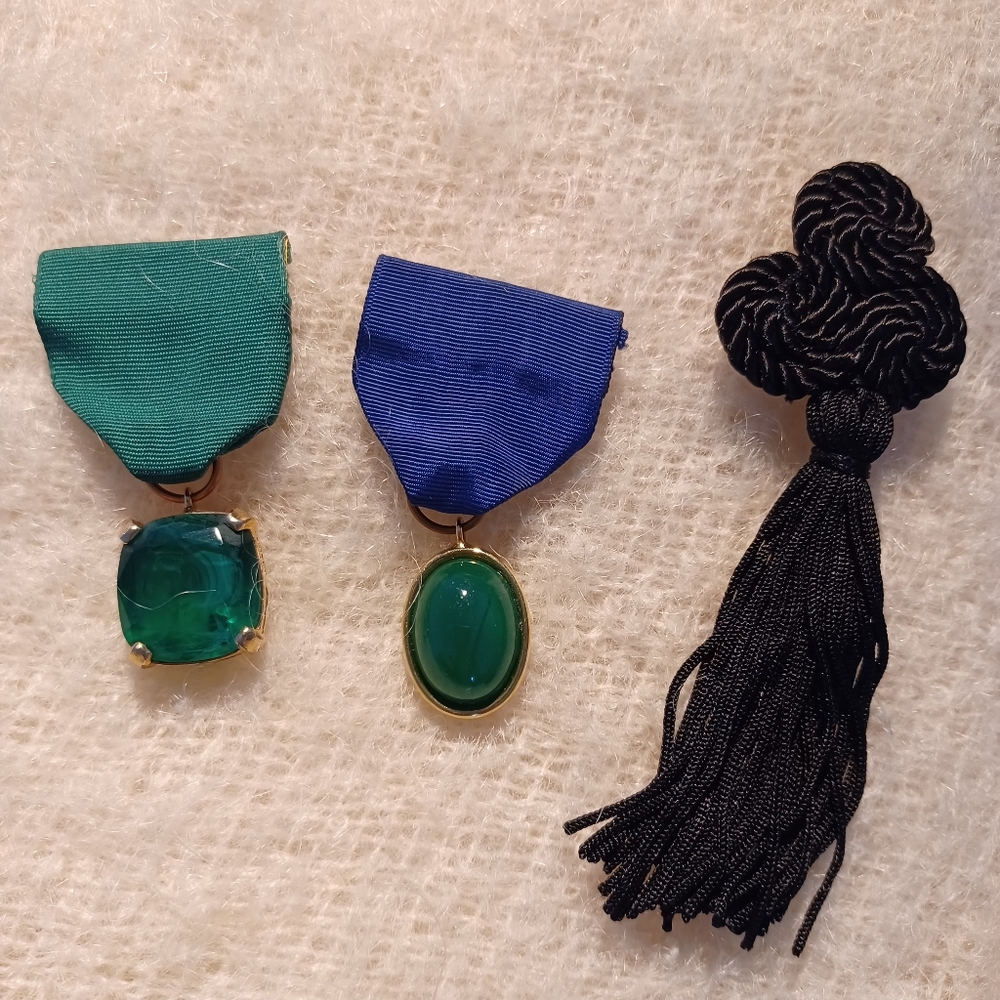 Set of two Jamaz pins + black tassel